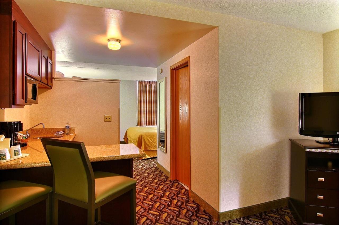 Quality Inn & Suites Mansfield Exterior photo